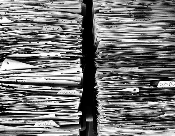 Paperipinot kuvastamassa koronan lisäämää byrokratiaa