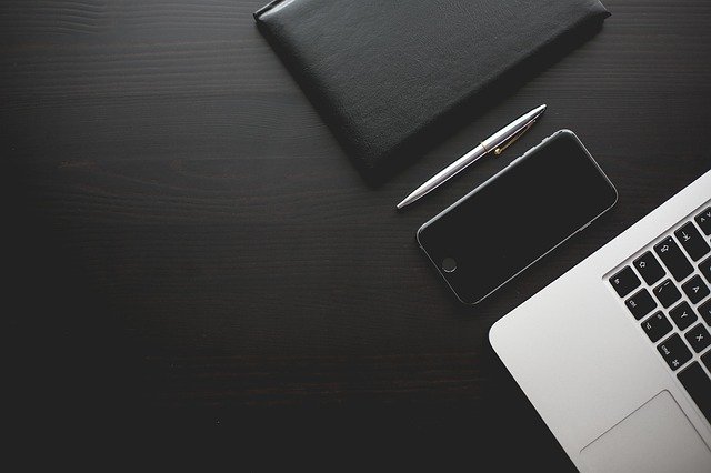 Puhelin ja tietokone, jolla Revolut Business tiliä voi käyttää